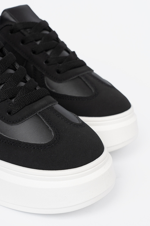 Het klassieke model zInart Sneakers op een dikke zool Het klassieke model zInart Sneakers op een dikke zool