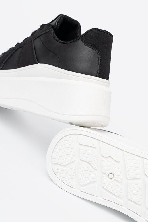 Het klassieke model zInart Sneakers op een dikke zool Het klassieke model zInart Sneakers op een dikke zool