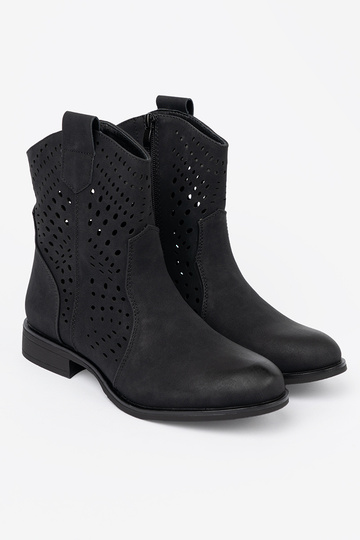 avec des éléments ajourés couleur noire chaussures