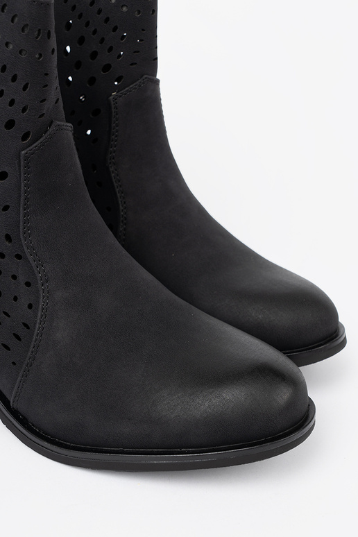 avec des éléments ajourés couleur noire chaussures