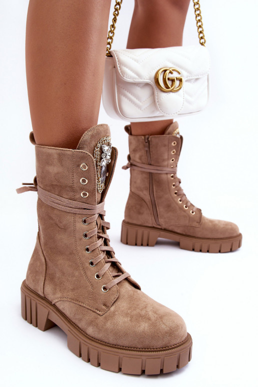 Chaussures en daim bottes d équitation hautes Avec des bijoux beige Il fautrx Chaussures en daim bottes d équitation hautes Avec des bijoux beige Il fautrx