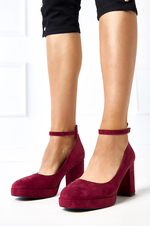 Bordeaux kleurige schoenen op stevige...