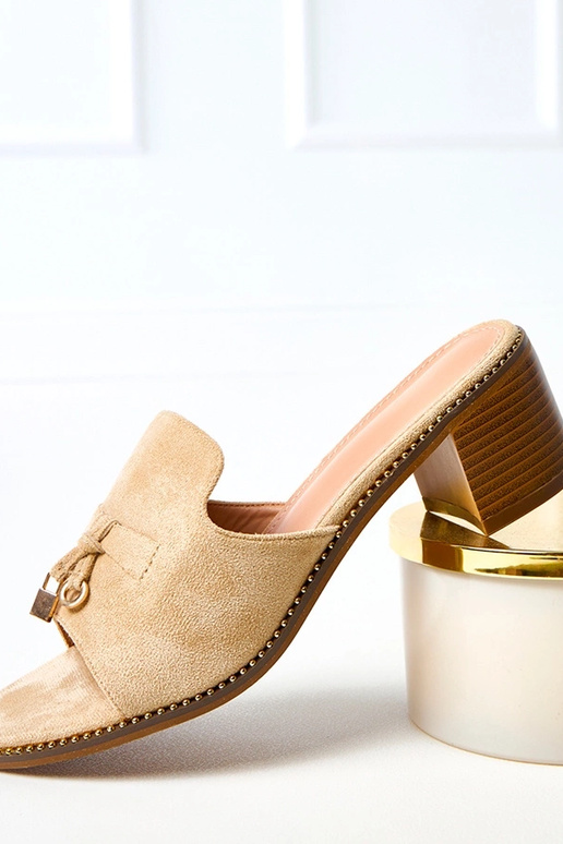 Chaussons couleur sable à talon avec...