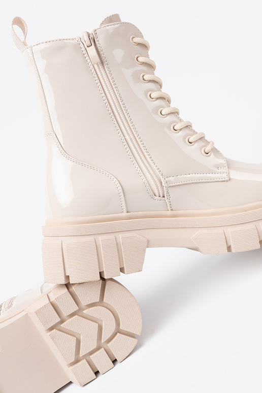 Stijlvol schoenen gelakt In odcieniu helderbeigem