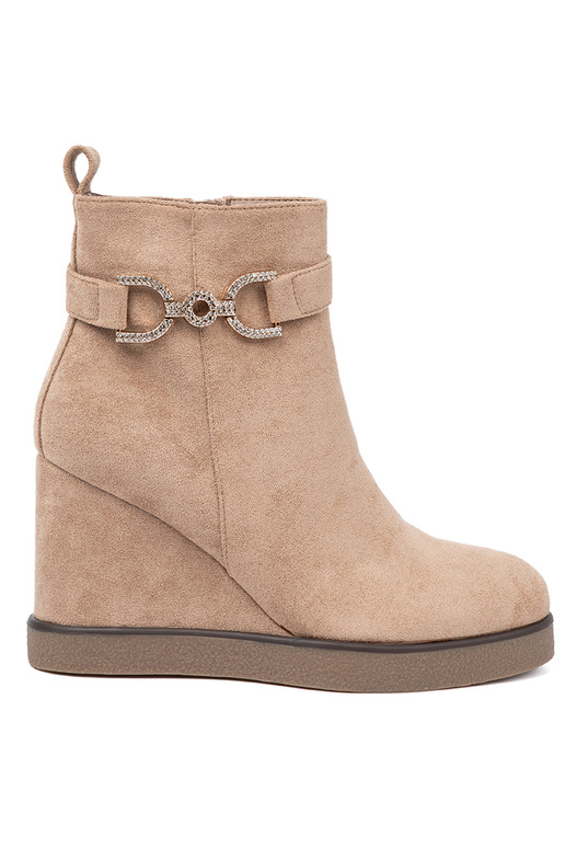 Beige Schuhe auf einem Keil mit Zierschnalle