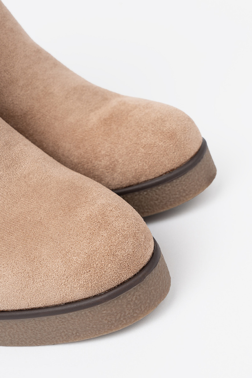 beige chaussures sur un coin avec boucle décorative