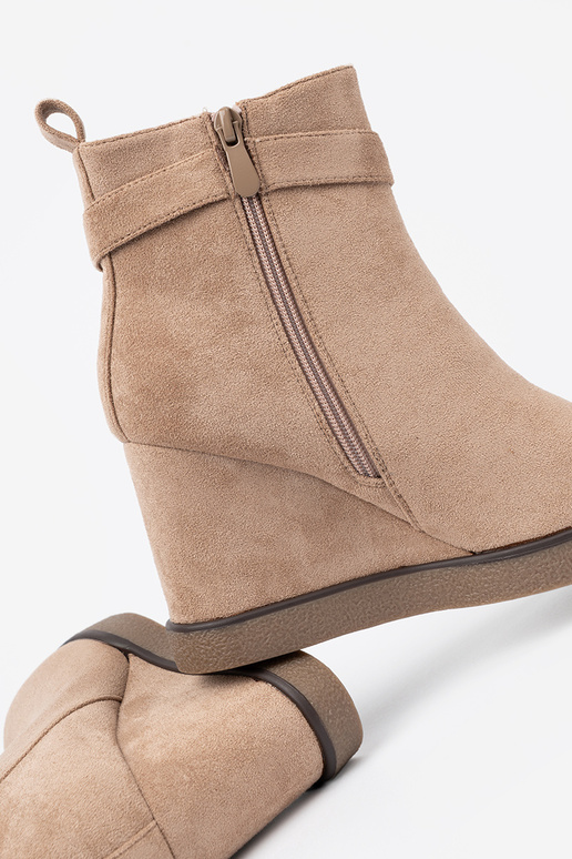 beige chaussures sur un coin avec boucle décorative