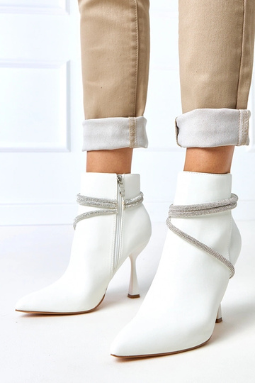 Bottines blanches à talon...