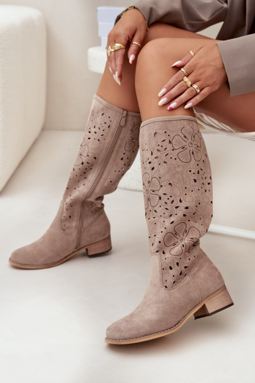 met elementen van opengeInerkt dameslaarzen Op een lage hak van eco-suèdeoIne Vastgemaakt Opar het kasteel beige Orchides