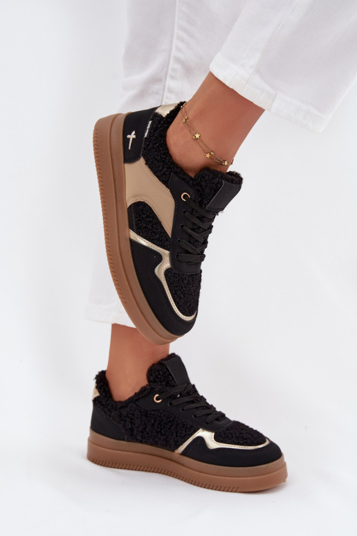 Chaussures modèle baskets Féminin avec une plateforme avec un manteau de fourrure Typu Baranek couleur noire Frelina