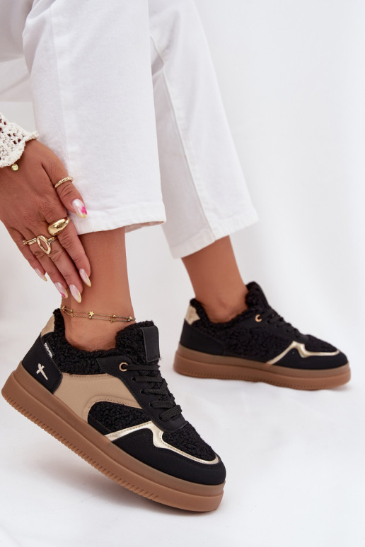 Chaussures modèle baskets Féminin avec une plateforme avec un manteau de fourrure Typu Baranek couleur noire Frelina