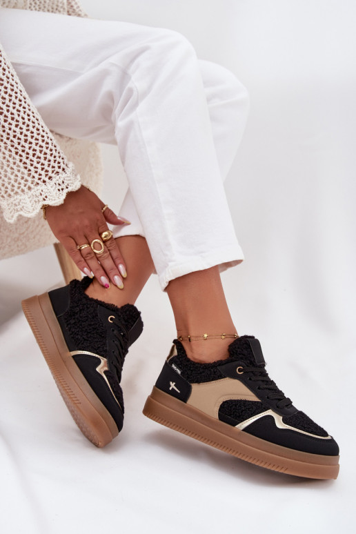 Chaussures modèle baskets Féminin avec une plateforme avec un manteau de fourrure Typu Baranek couleur noire Frelina