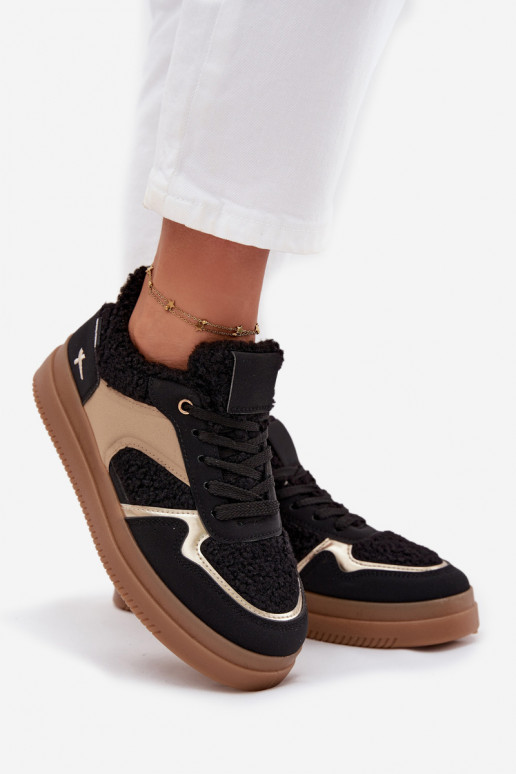 Chaussures modèle baskets Féminin avec une plateforme avec un manteau de fourrure Typu Baranek couleur noire Frelina