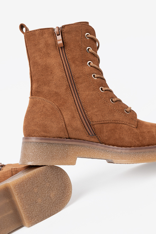 Pratique bottes d équitation hautes À kolorze karmeloÀym sur une semelle plate