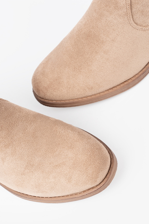 beige chaussures avec un haut à volants