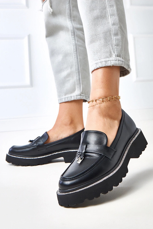 Schwarze Mokassins mit Verzierung und...