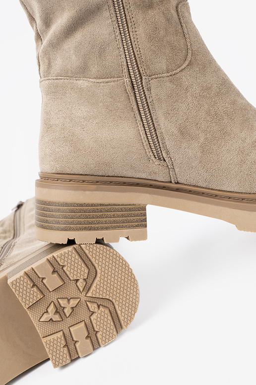 beige laarzen op een dikke zool z choleInką bij de enkel