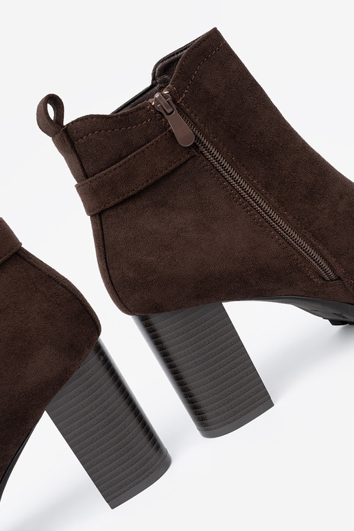 marron foncé bottes avec boucle décorative