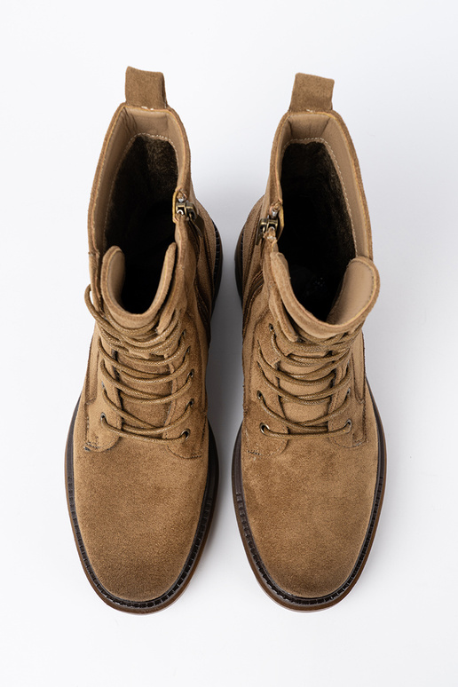 Het klassieke model van suède schoenen In odcieniu brązu