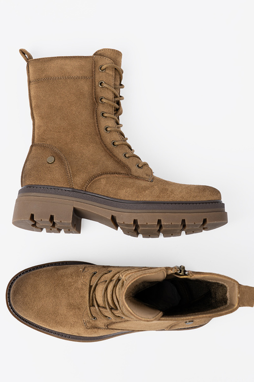 Het klassieke model van suède schoenen In odcieniu brązu