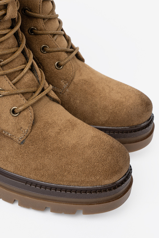 Het klassieke model van suède schoenen In odcieniu brązu