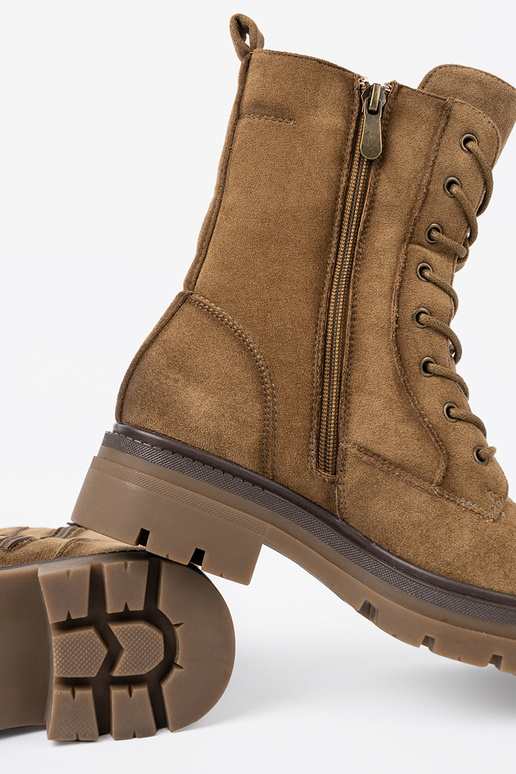 Het klassieke model van suède schoenen In odcieniu brązu