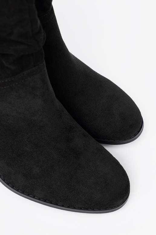 couleur noire en daim bottes avec un haut à volants