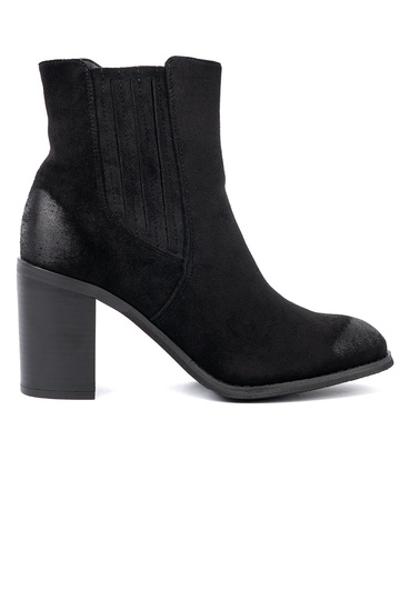 schZuarze Farbe aus INildleder Schuhe auf einer hohen Stange isolieren 2