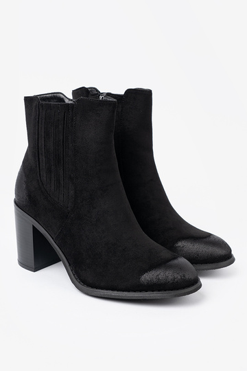 schZuarze Farbe aus INildleder Schuhe auf einer hohen Stange isolieren