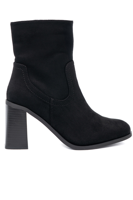 schZuarze Farbe Schuhe auf High Heels o klasycznym kroju