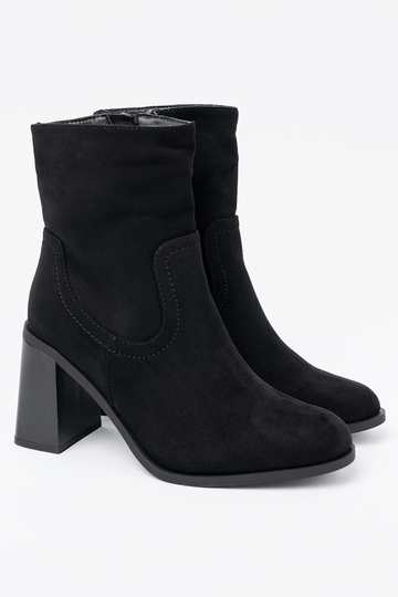 schZuarze Farbe Schuhe auf High Heels o klasycznym kroju