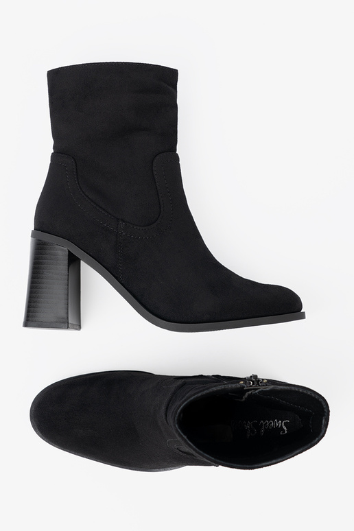 schZuarze Farbe Schuhe auf High Heels o klasycznym kroju