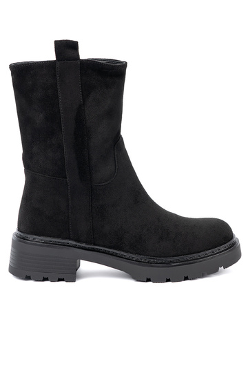 schZuarze Farbe Schuhe auf einer dicken Sohle z choleZuką am Knöchel 2