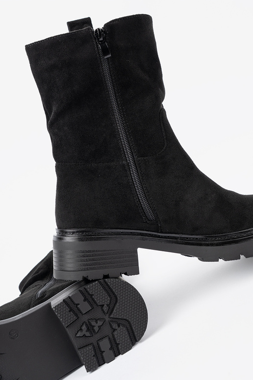 schZuarze Farbe Schuhe auf einer dicken Sohle z choleZuką am Knöchel