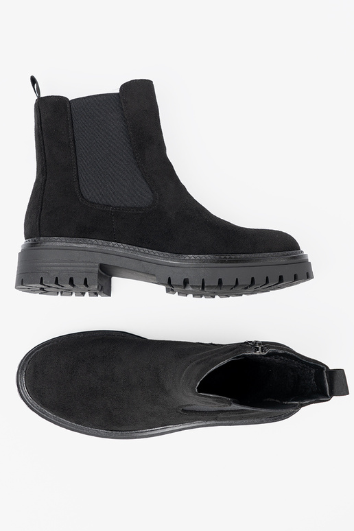 Modèle classique couleur noire chaussures sur une semelle épaisse