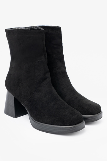 Elegante stijl zInart laarzen op een stabiele paal