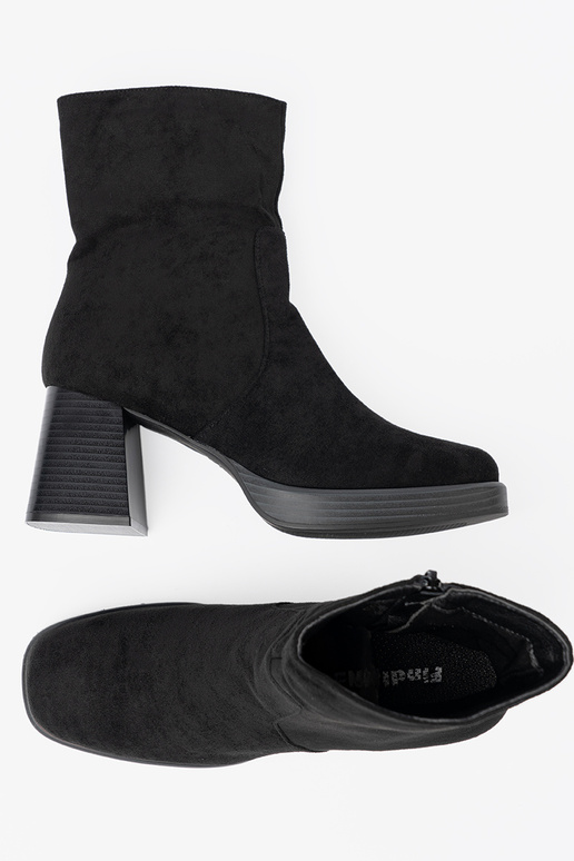 Eleganter Stil schZuarze Farbe Schuhe auf einer stabilen Stange