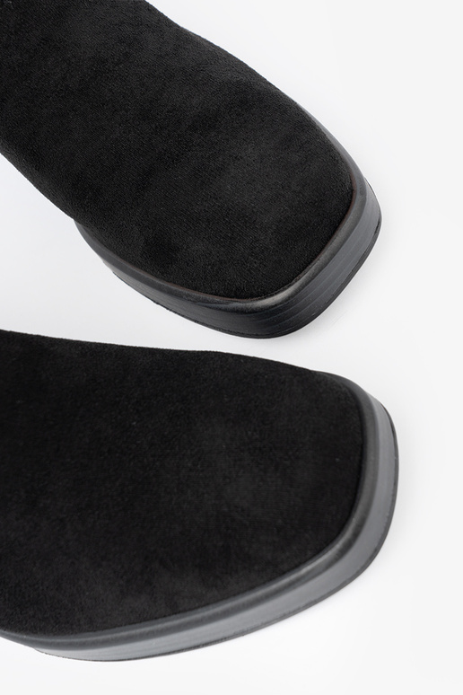 Eleganter Stil schZuarze Farbe Schuhe auf einer stabilen Stange