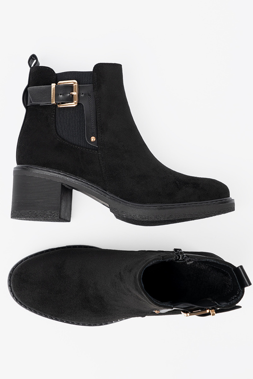 couleur noire chaussures avec boucles sur un talon stable