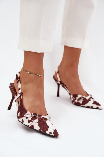 Chaussures blanches et brunes avec talons ouverts et sangles