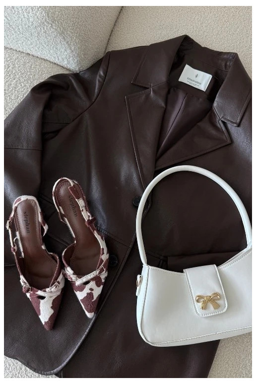 Chaussures blanches et brunes avec talons ouverts et sangles Chaussures blanches et brunes avec talons ouverts et sangles