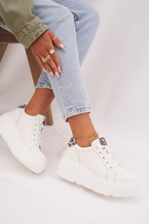 Peau Chaussures modèle baskets Féminin avec une plateforme avec des motifs en fourrure de léopard Vinceza 89144 couleur blanche