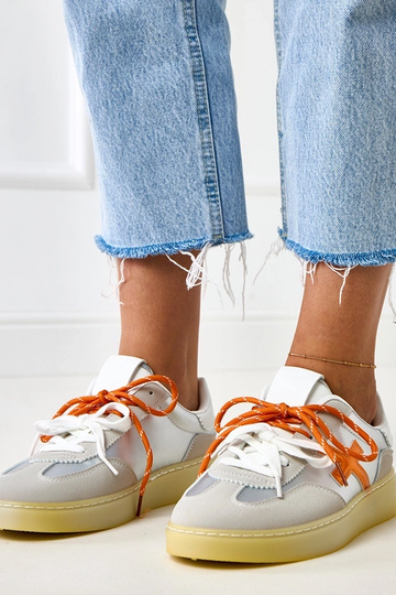 Eriksen Silberne Sneakers mit Plateau und orangefarbener Einlage