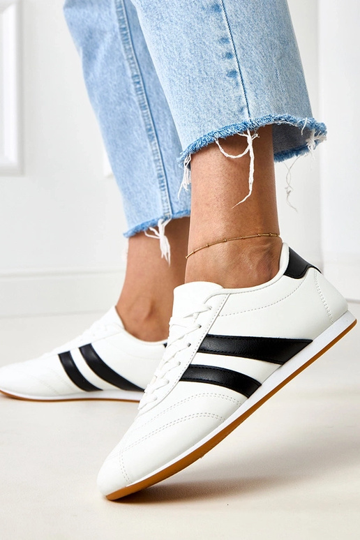 Baskets blanches de type tennis avec... Baskets blanches de type tennis avec...