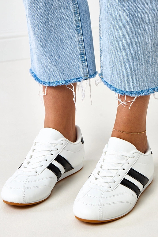 Baskets blanches de type tennis avec... Baskets blanches de type tennis avec...