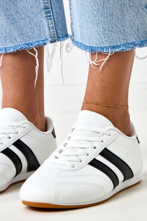 Witte tennissneakers met zwarte inzet... Witte tennissneakers met zwarte inzet...