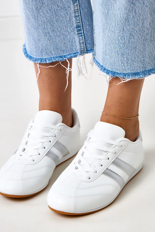 Witte tennissneakers met zilveren... Witte tennissneakers met zilveren...