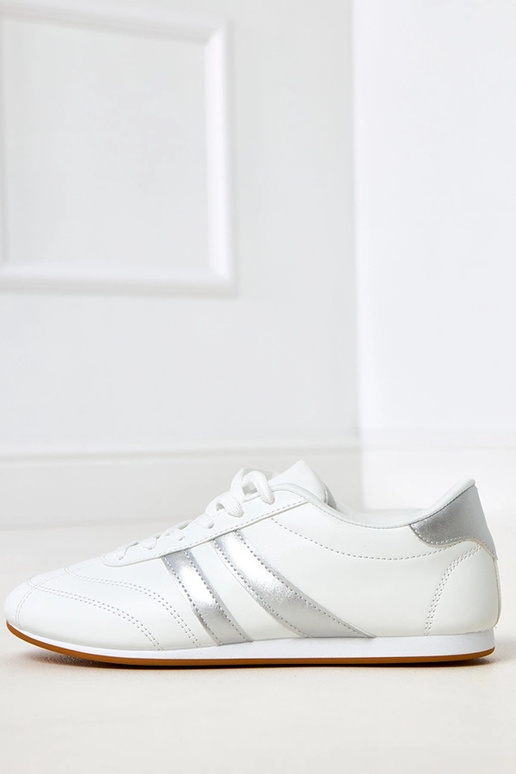 Baskets blanches de type tennis avec... Baskets blanches de type tennis avec...