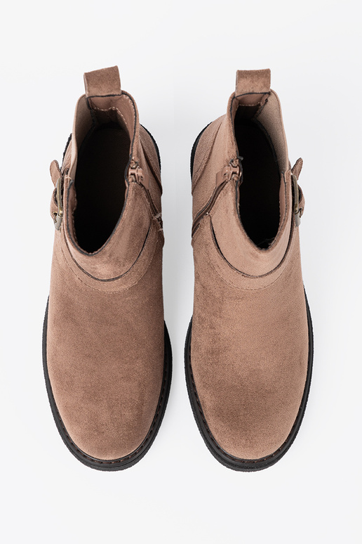 Élégant beige chaussures sur un talon stable Élégant beige chaussures sur un talon stable