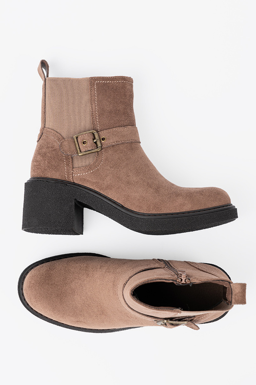 Élégant beige chaussures sur un talon stable Élégant beige chaussures sur un talon stable